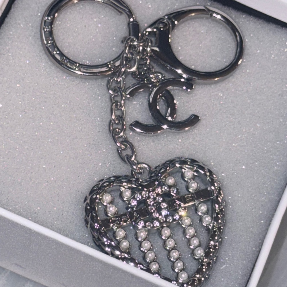 Silver Heart Keychain - Picture 2 of 6